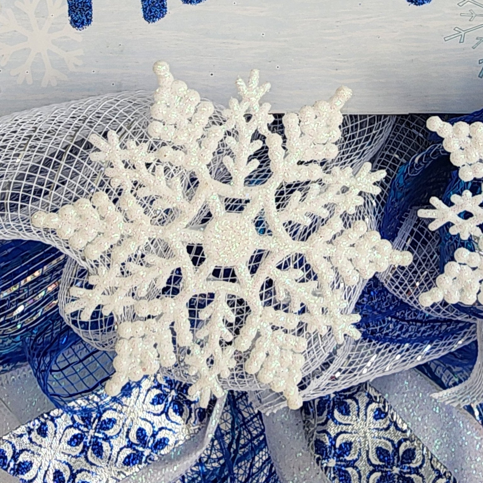 Angled side view of wreath on door