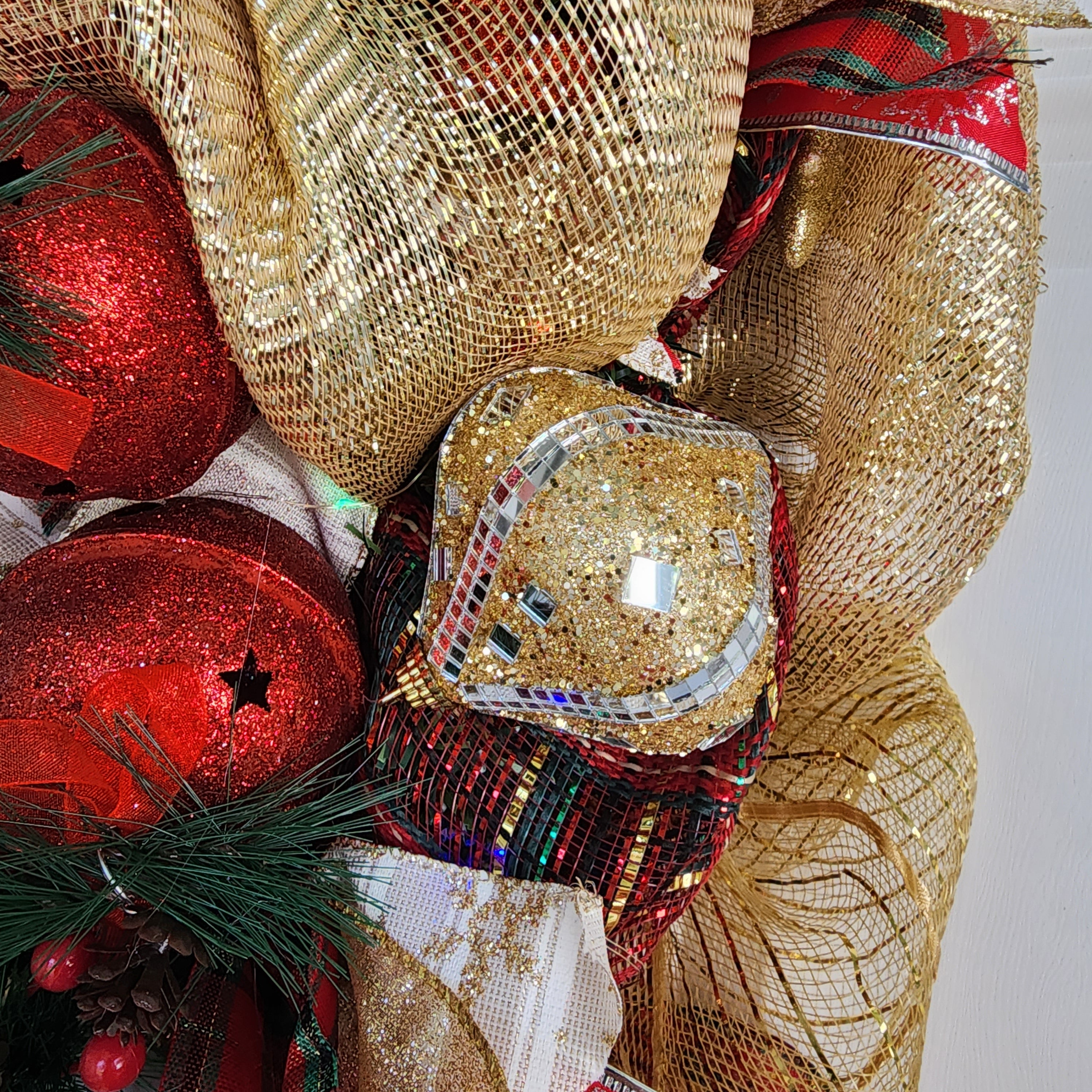 Red and gold ornament cluster detail