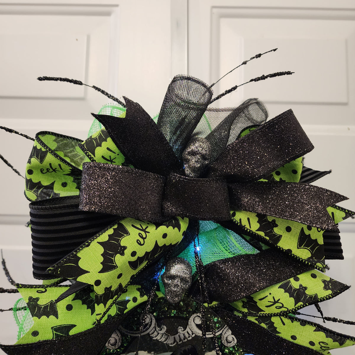 Skull and bat ribbon bow center detail