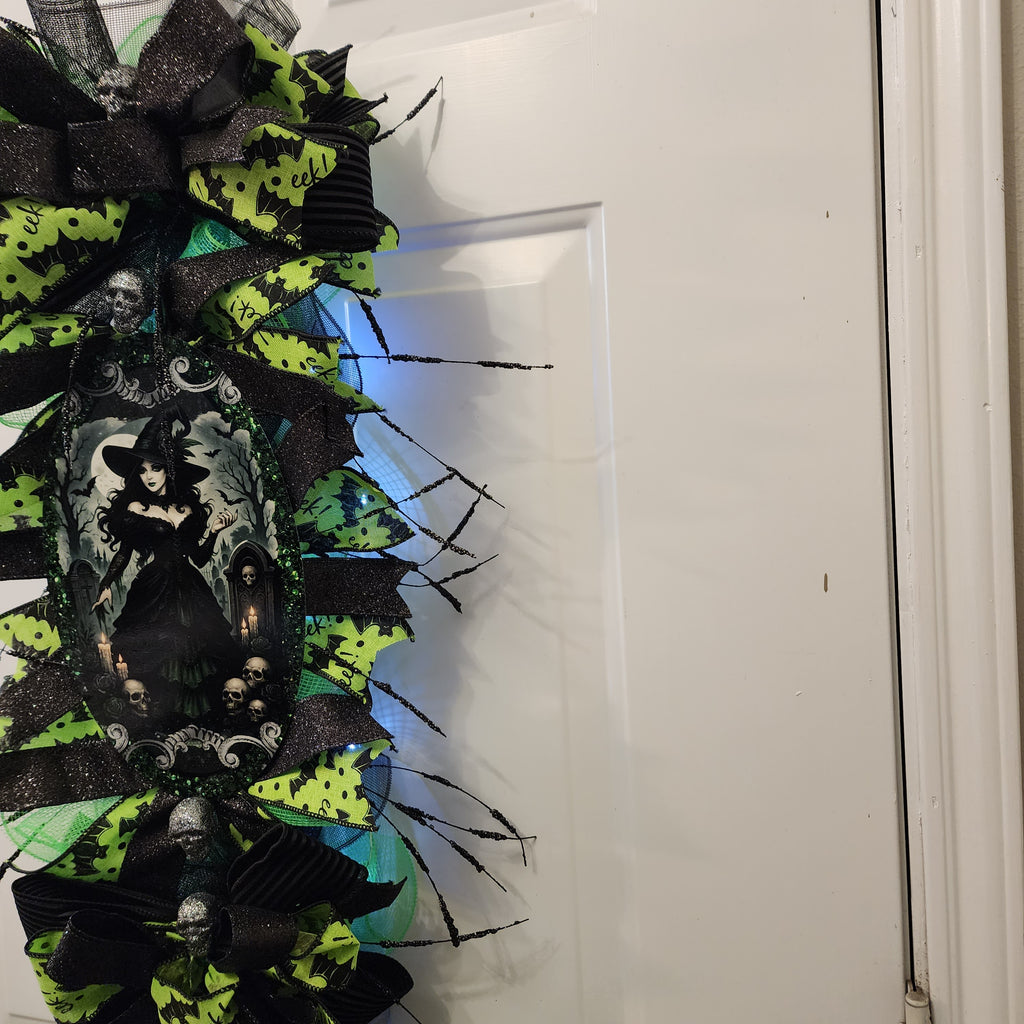 Bottom bow and ribbon streamers detail