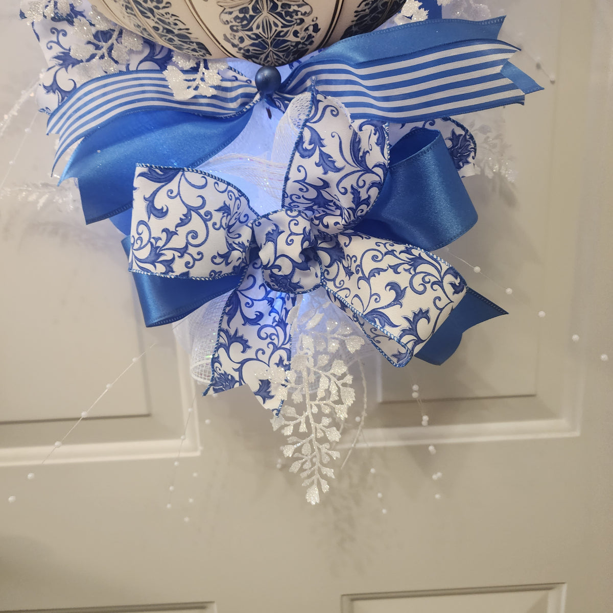 Cream chinoiserie pumpkin centerpiece close-up with navy floral engraving