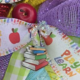 Welcome to the Classroom Play & Learn Wreath - sign and apple detail