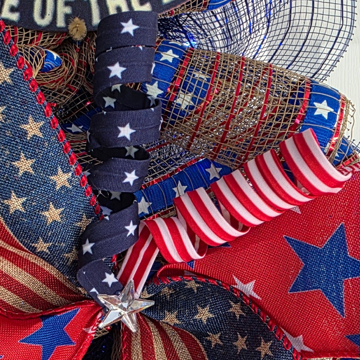 Close-up of navy deco mesh and burlap mesh swirl detail